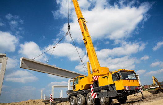 Como é realizado o processo de avaliação de riscos em um Plano de Rigging?