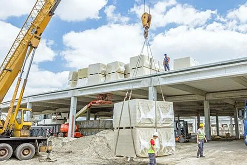 Quais são os cuidados específicos ao içar cargas de formatos e tamanhos diferentes?