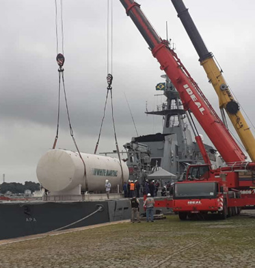 Transbordo de tanque de oxigênio para navio cargueiro da Marinha